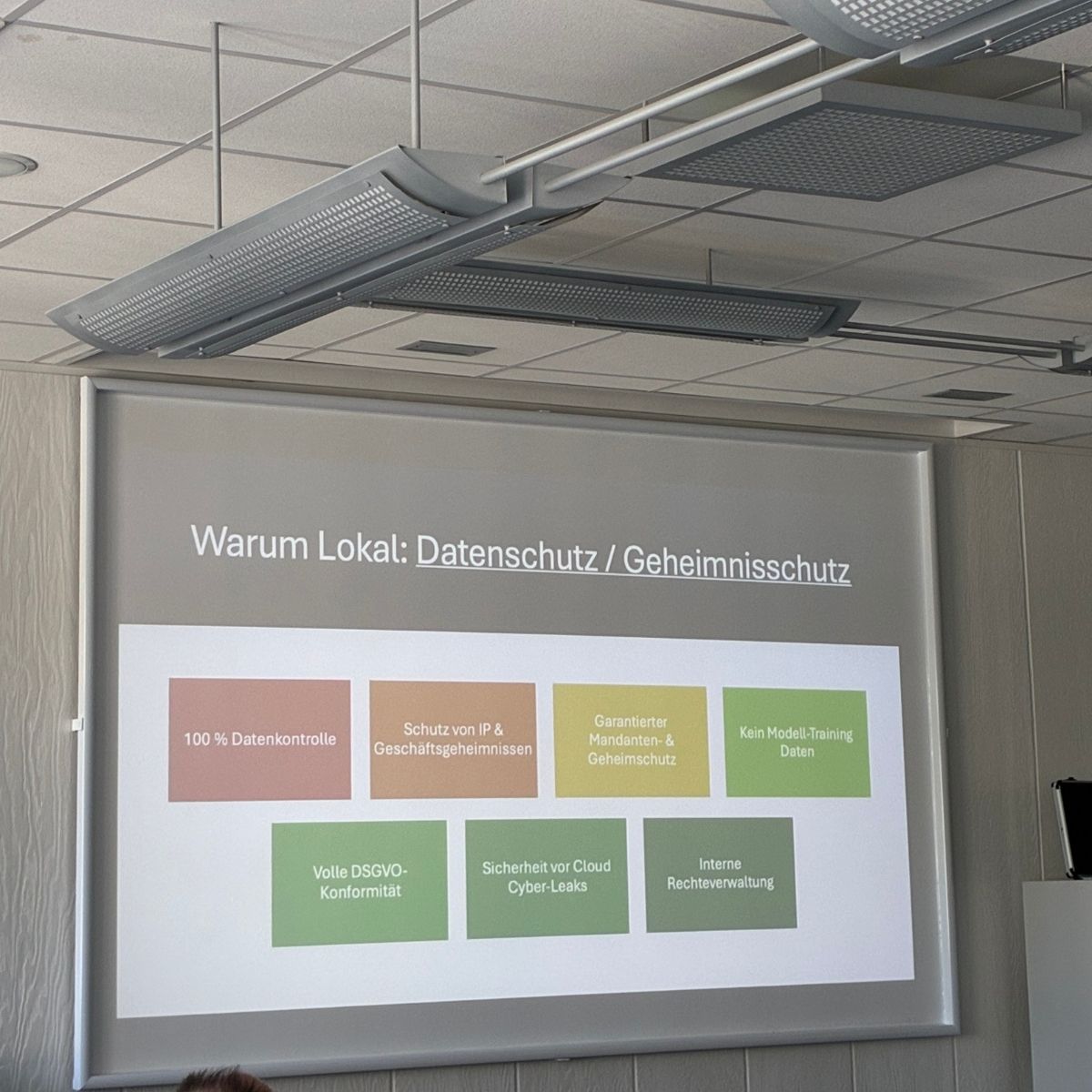 Folie zu Datenschutz und Geheimnisschutz bei lokaler KI