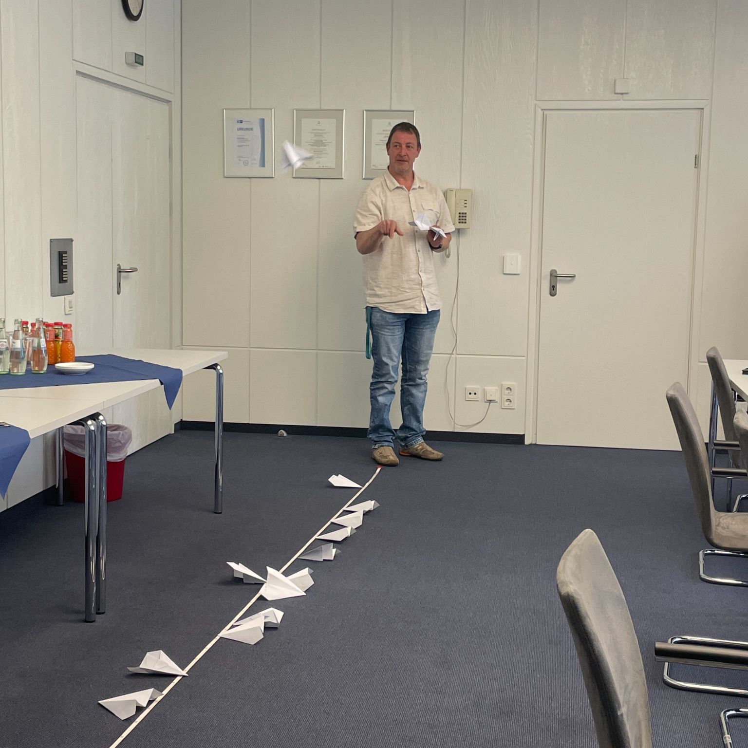 Papierflieger-Produktionslinie als Übung im KI-Seminar