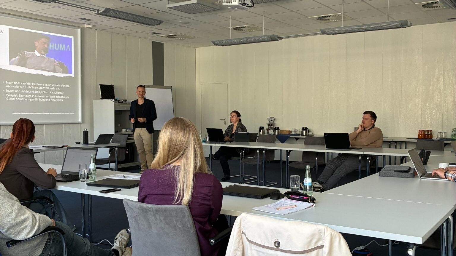Seminarraum bei einem KI-Workshop zu KI in Produktion & Operations
