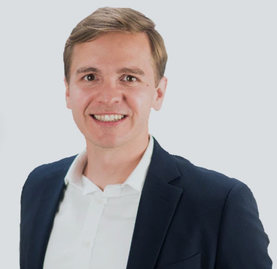 Porträtfoto im Rahmen der Partnerschaft zwischen KIundQ und der TQU GROUP